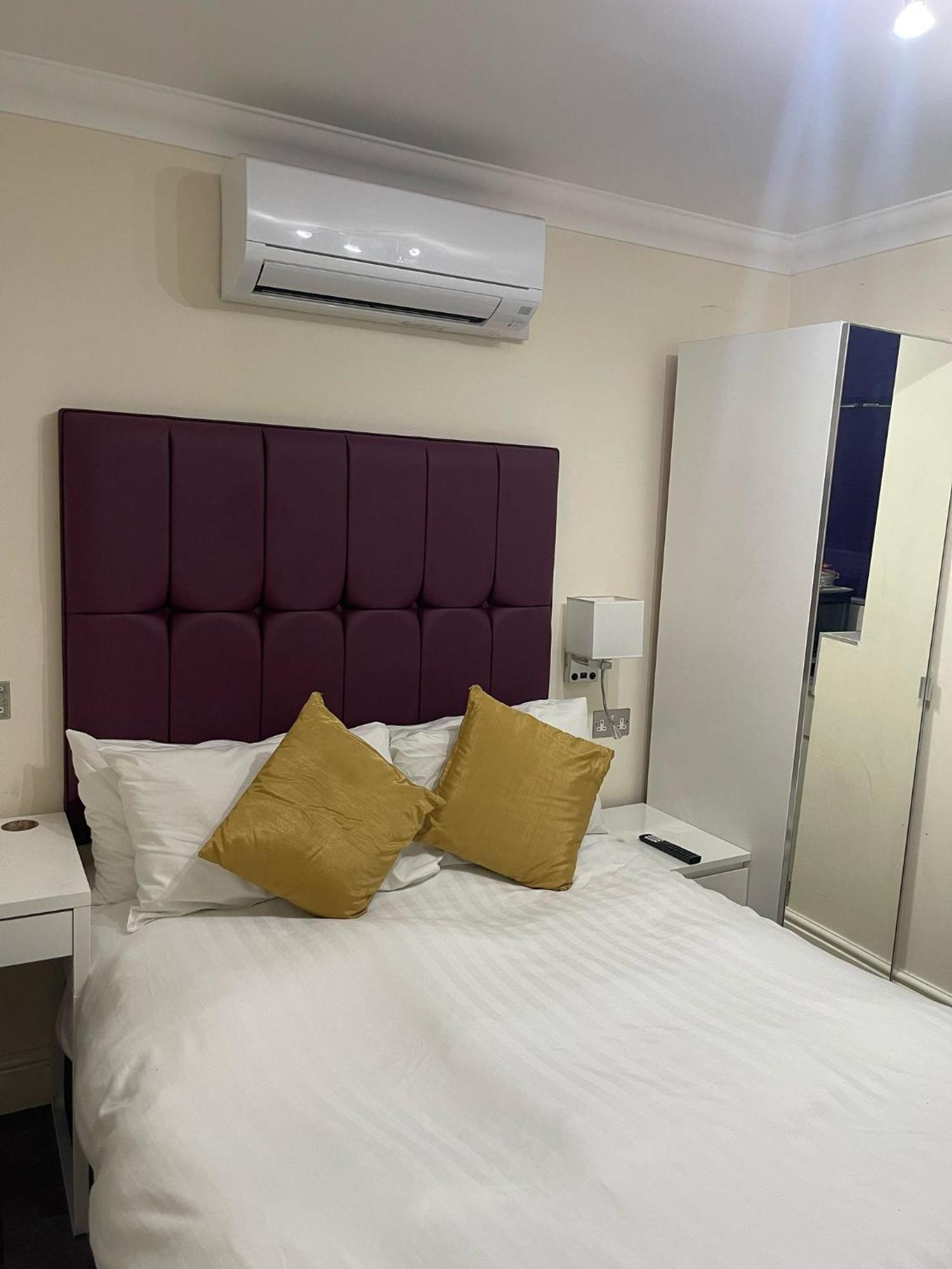 Crompton Guest House Hounslow Exteriör bild
