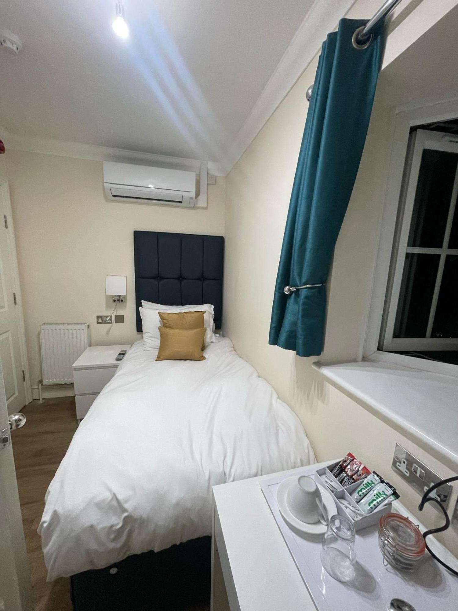 Crompton Guest House Hounslow Exteriör bild