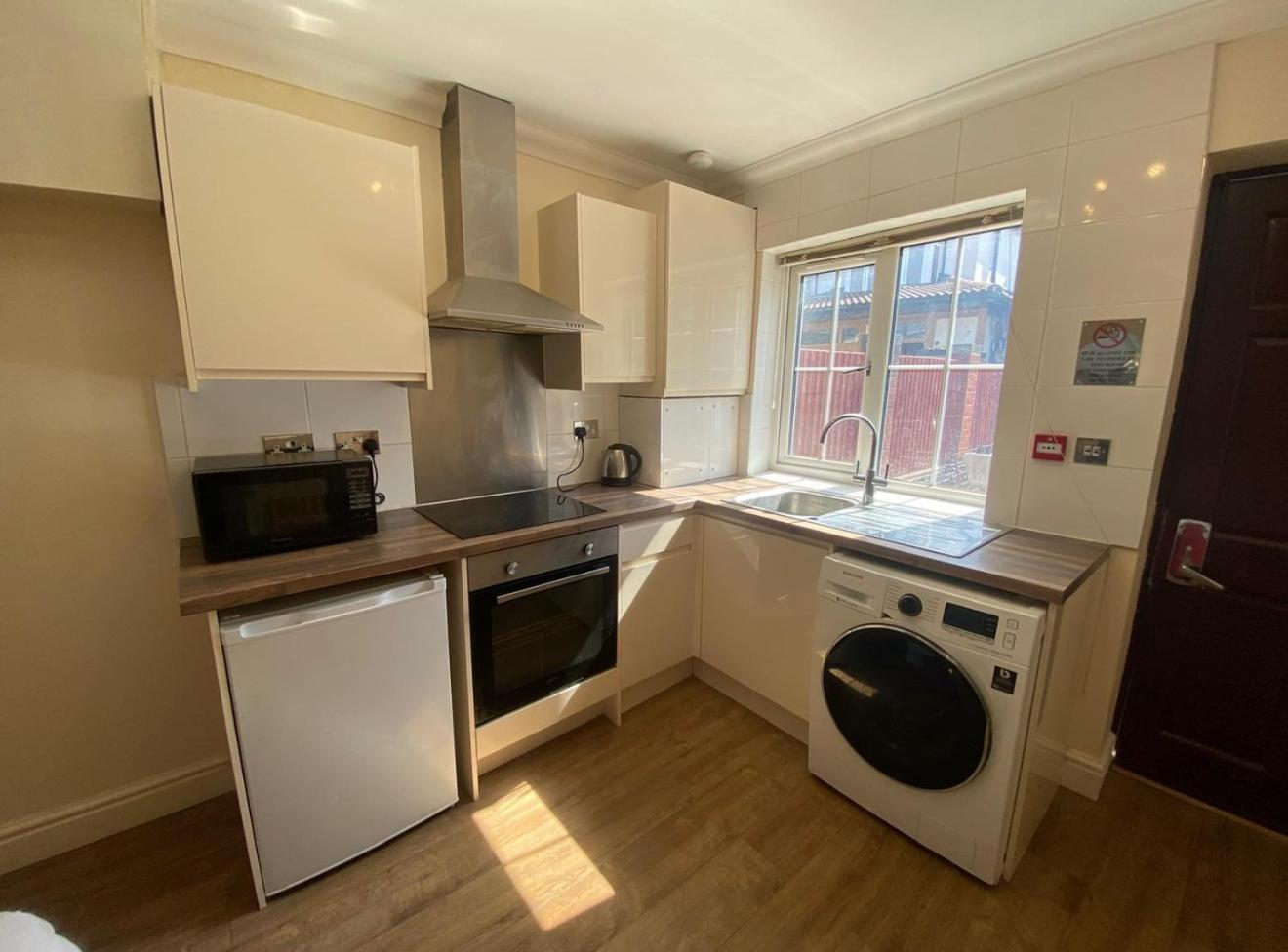 Crompton Guest House Hounslow Exteriör bild